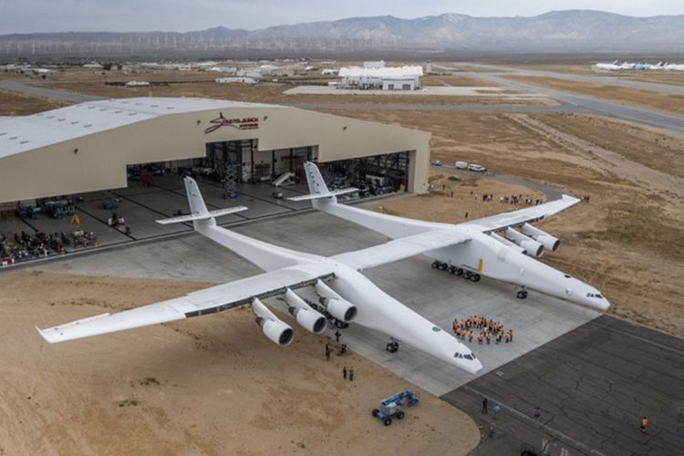Pesawat Stratolaunch di luar hangarnya di Gurun Mojave, Amerika Serikat. 