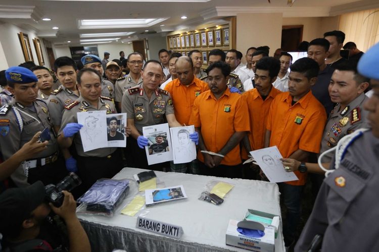 Petugas Kepolisian menunjukan barang bukti terkait kasus penganiayaan dan pengeroyokan terhadap pakar IT ITB Hermansyah saat rilis kasus di Gedung Utama Polda Metro Jaya, Jakarta, Kamis (13/7/2017). Iriawanmenjelaskan bahwa kasus pengeroyokan Hermansyah ini terjadi secara spontan tidak ada rekayasa dan tidak ada hubungannya dengan Habib Rizieq.