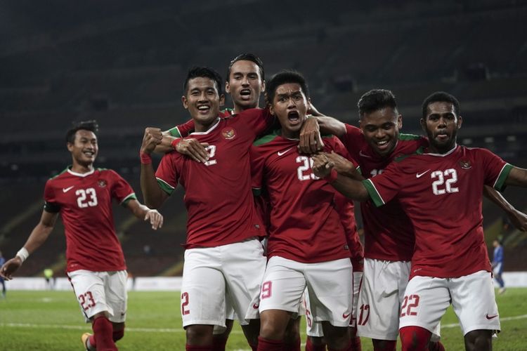 Pesepak bola Timnas U-22 Septian David Maulana (kedua kanan) bersama rekan-rekan satu tim melakukan selebrasi seusai membobol gawang Timnas Filipina U-22 pada babak penyisihan Grup B SEA Games XXIX di Stadion Shah Alam, Selangor, Malaysia, Kamis (17/8/2017).