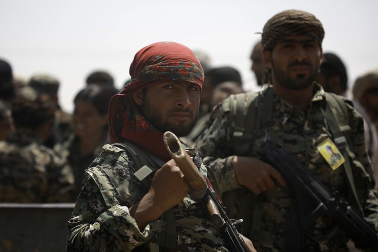 Pasukan SDF bersiaga di desa Hazima sebelah utara kota Raqqa, Suriah sebelum meluncurkan serangan terhadap kota yang diduduki ISIS itu.