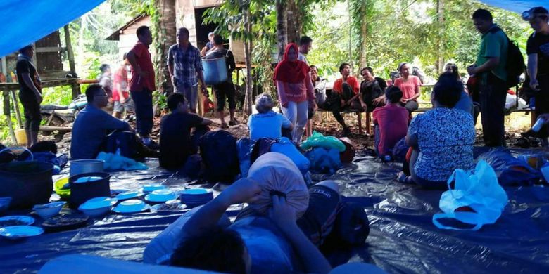 Camp peserta Famtrip di kaki Bukit Bolau, Tapinbini Kabupaten Lamandau, Kalimantan Tengah, Jumat (30/11/2017). Camp ini dipersiapkan untuk pendakian.