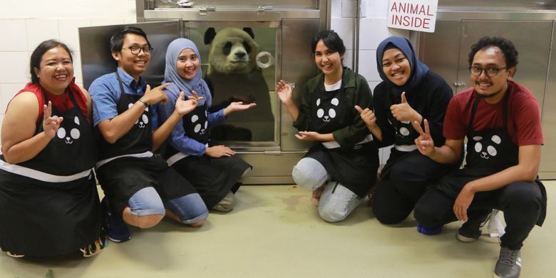 


Berfoto bersama dengan panda dalam program Meet The Giant Panda di Ocean Park Hongkong, Kamis (18/5/2017).