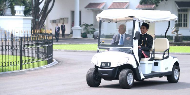 Presiden Joko Widodo saat menyambut Raja Swedia Carl XVI Gustaf di Istana Bogor, Senin (22/5/2017).