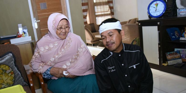 Ketua DPD Partai Golkar Jawa Barat Dedi Mulyadi mendatangi kembali ibu Siti Rokayah (85), yang digugat anaknya Rp1,8 miliar menjelang pelaksanaan sidang ke tujuh, Kamis (30/3/2017) sekitar pukul 06.00 WIB pagi. 