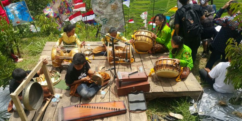 Anak-anak sekolah turut dilibatkan mengiringi musik pada saat parade bendera di Tuk Ndero, Desa Gerdu, Kecamatan Karangpadan, Kabupaten Karanganyar, Jawa Tengah.