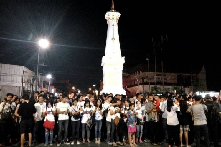 Berbagai elemen masyarakat menggelar aksi menyalakan lilin di Tugu Yogyakarta, Rabu (10/5/2017) malam. Aksi yang diprakarsai oleh Aliansi Merapi Merawat Pancasila untuk Indonesia ini digelar untuk memberikan dukungan moral kepada Basuiki Tjahaja Purnama alias Ahok dan mengajak warga untuk menjaga kebhinekaan.