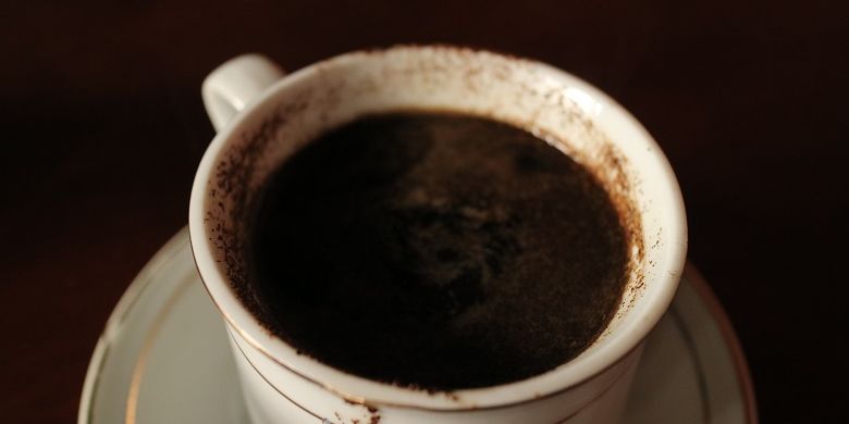 Kopi jengkol disajikan dengan cangkir kecil dengan harga Rp 10.000. 