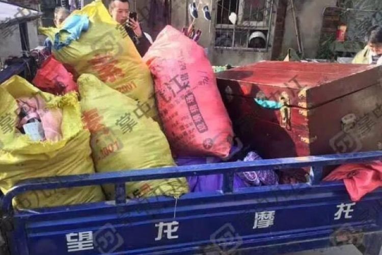 Polisi harus menggunakan sepeda motor bak terbuka untuk mengangkut seluruh pakaian dalam perempuan hasil aksi pencurian yang dilakukan seorang pria selama 10 tahun.