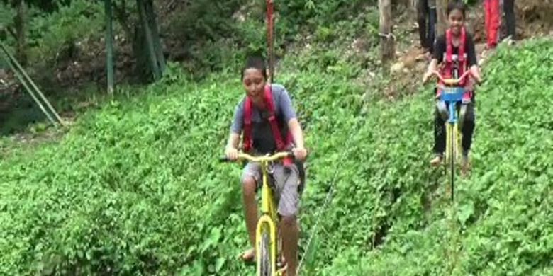 


Ngabuburit sambil bersepeda di atas bentangan tali sambil melintasi telaga menjadi salah satu cara baru warga Polewali Mandar, Sulawesi Barat menanti waktu berbuka puasa atau ngabuburit.