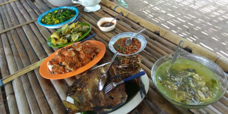

Hidangan khas Alor, NTT yakni ikan bakar, sup ikan asam, dan sayuran. 