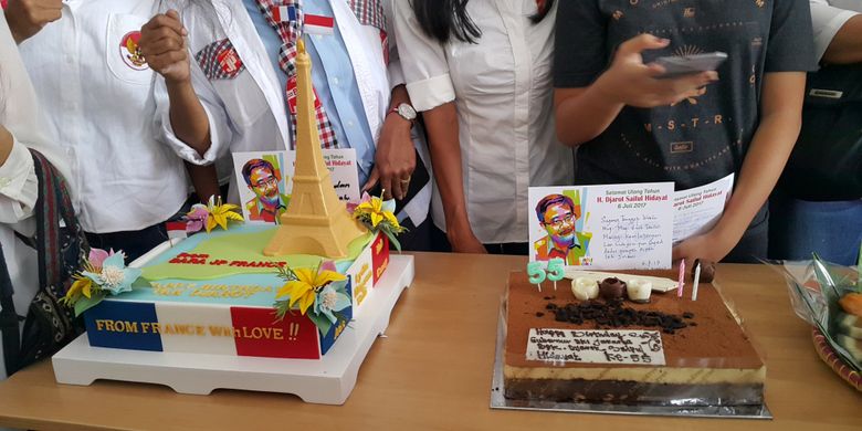 Kue ulang tahun dengan hiasan replika Menara Eiffel untuk Gubernur DKI Jakarta Djarot Saiful Hidayat. Kue tersebut dibawa ke Balai Kota oleh relawan Bara JP tepat di hari ulang tahun Djarot, Kamis (6/7/2017).