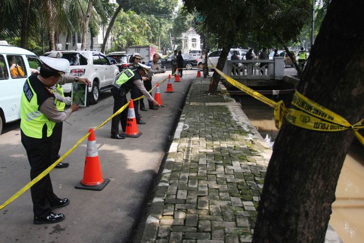 Sejumlah Polisi Lalu lintas Polda Metro Jaya melakukan olah Tempat Kejadian Perkara (TKP) kecelakaan mobil yang ditumpangi Ketua DPR Setia Novanto, di Kawasan Jalan Permata Hijau, Jakarta, Jumat (17/11/2017). Mobil yang ditumpangi Setya Novanto menabrak tiang listrik pada Kamis (16/11/2017).