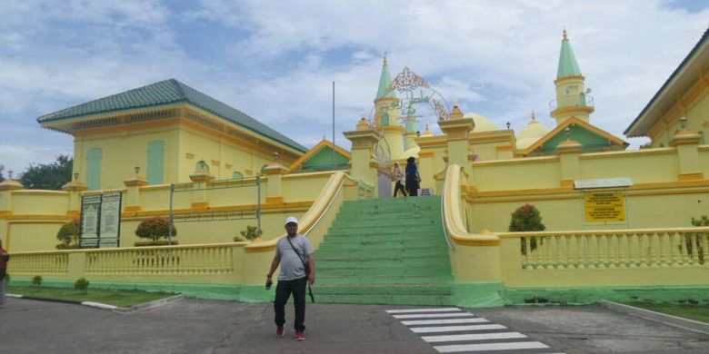 
Tampak depan Masjid Sultan Riau di Pulau Penyengat, Tanjungpinang.