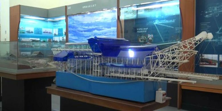 Replika kapal keruk untuk kegiatan tambang lepas pantai di Museum Timah, Kecamatan Tamansari, Pangkal Pinang, Kepulauan Bangka Belitung.
