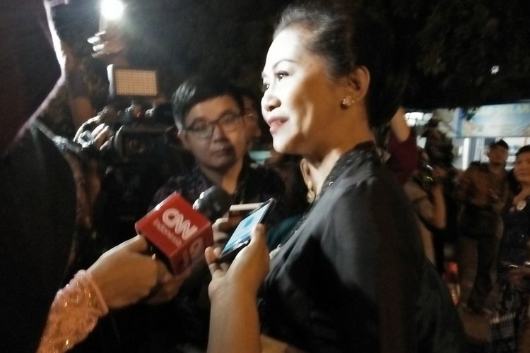 Ayudia Pasha saat Menghadiri Acara Midodareni Putri Jokowi