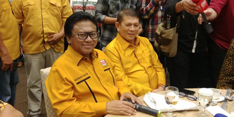 Ketua Umum Partai Hanura Oesman Sapta Odang dan Sekjen Hery Lontung di Jakarta, Selasa (16/1/2018).