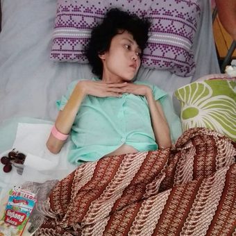 Kondisi Yeni Riawati, istri Fidelis Arie Sudewarto saat menjalani perawatan di rumah sakit setelah Fidelis ditahan BNN Kabupaten Sanggau.