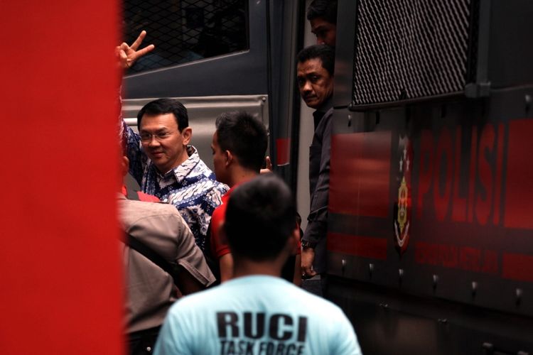 Terpidana kasus penistaan agama Basuki Tjahaja Purnama atau Ahok melambaikan tangan saat tiba di rumah tahanan LP Cipinang, Jakarta, Selasa (9/5/2017). Hakim Pengadilan Negeri Jakarta Utara memutuskan menjatuhi hukuman Ahok selama dua tahun penjara karena terbukti melanggar Pasal 156 KUHP tentang penodaan agama