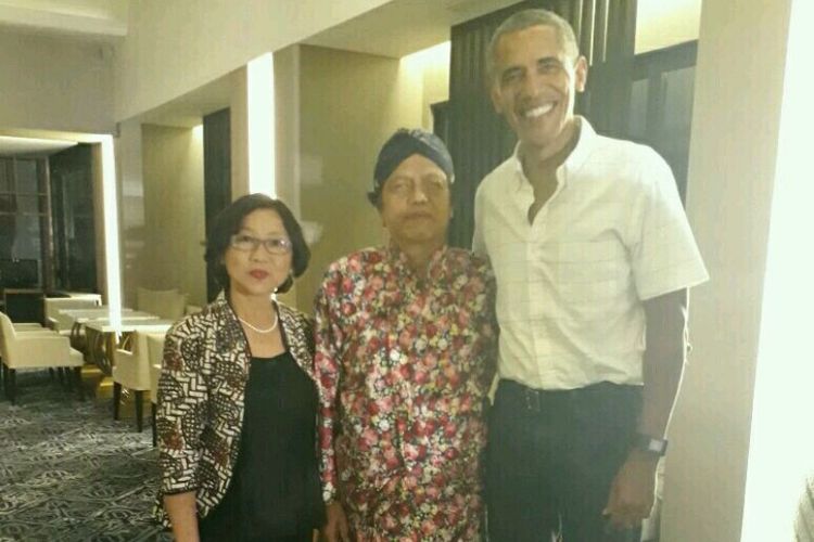 Agustinus Sardjono Hadisurjo (66) dan istrinya, Suwartini berfoto bersama dengan mantan Presiden Amerika Serikat Barack Obama di Hotel Tentrem, Jalan A M Sangaji, Kota Yogyakarta, Kamis (29/6/2017) malam.