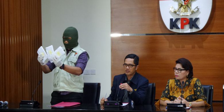 Wakil Ketua KPK Basaria Panjaitan saat menggelar konferensi pers terkait operasi tangkap tangan pejabat PT PAL Indonesia, di Gedung KPK Jakarta, Jumat (31/3/2017).
