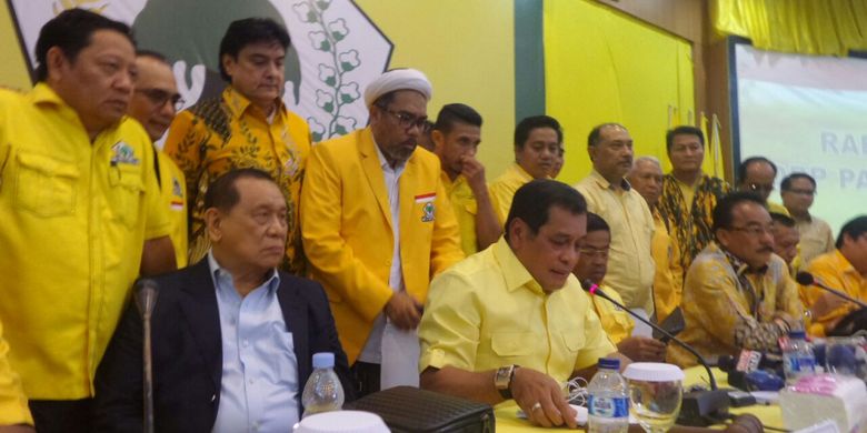 Ketua Harian DPP Partai Golkar Nurdin Halid (tengah) saat menyampaikan kesimpulan rapat pleno DPP Partai Golkar, Selasa (21/11/2017) mala.
