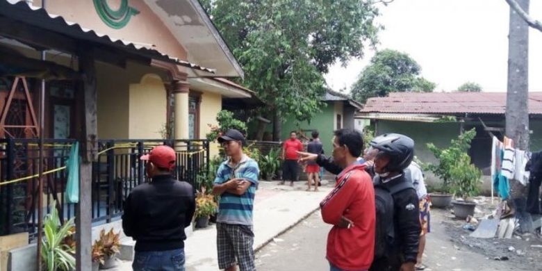 Sejumlah warga kembali mendatangi rumah korban pembunuhan di Jl Kayu Putih, Gang Banteng, Lingkungan XI, Kelurahan Mabar, Kecamatan Medan Deli. Warga penasaran setelah mendapat kabar pelaku sudah tertangkap, Selasa (11/4/2017).