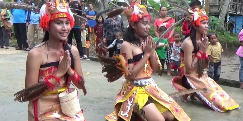 Penari Dayak menyambut para tamu di Desa Lopus, Kecamatan Delang, Kabupaten Lamandau, Kalimantan Tengah, Jumat (30/11/2017). 