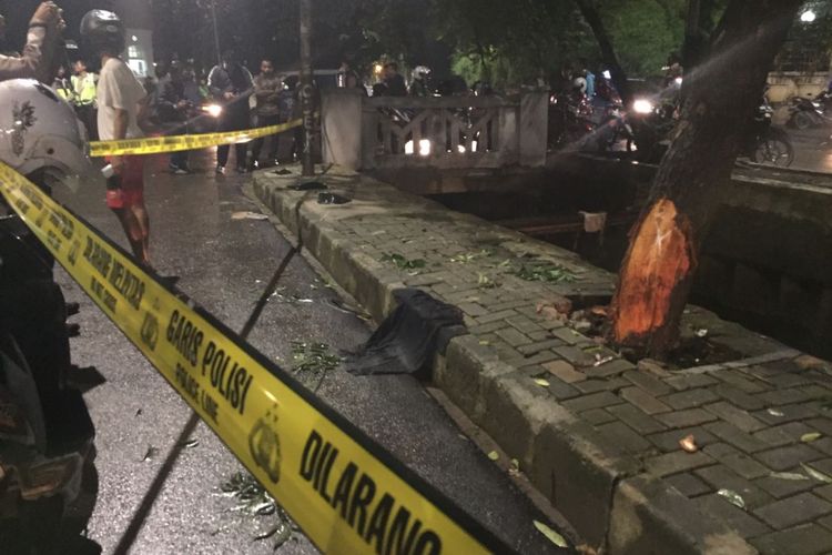 Garis polisi telah dipasang di lokasi kecelakaan mobil yang diduga ditumpangi Ketua DPR RI Setya Novanto, Kamis (16/11/2017).(KOMPAS.com/David Oliver Purba)