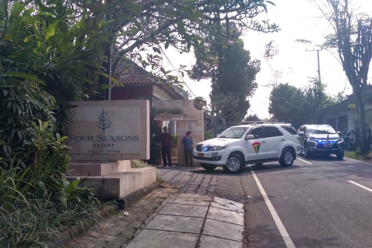 Petugas keamanan menggelar simulasi kedatangan Barack Obama di Four Seasons Resort, Desa Sayan, Ubud, Bali.