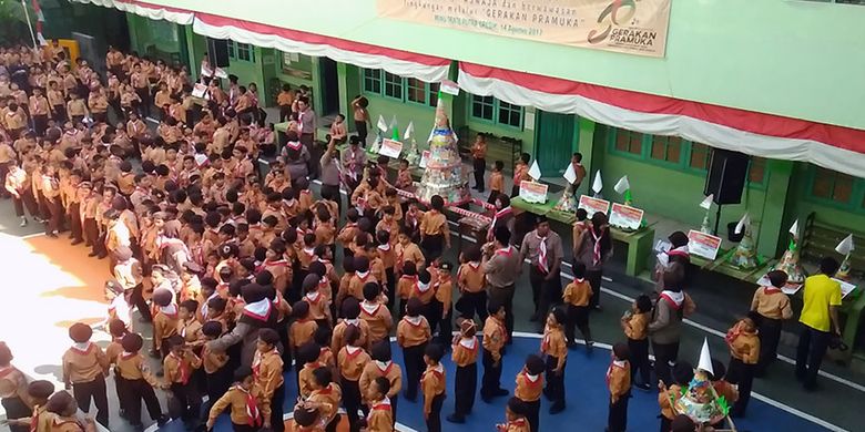 

Tumpeng buku ketika dipamerkan di halaman sekolah MINU Trate Putra Gresik, Senin (14/8/2017).(KOMPAS.com / Hamzah)