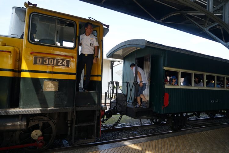 


Lokomotif kereta wisata Museum Kereta Api Ambarawa yang dibuat di Jerman sekitar tahun 1960-an.