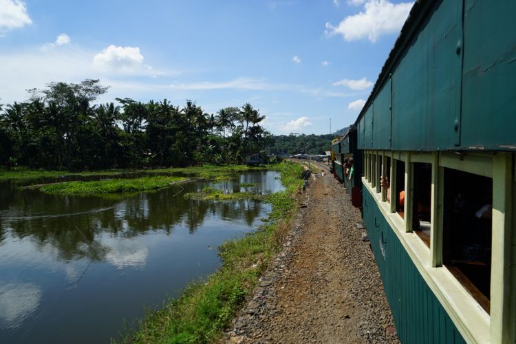 


Pemandangan dari atas kereta wisata di Museum Kereta Api Ambarawa, Jawa Tengah. Kereta api ini akan membawa anda menikmati lanskap kota Ambarawa dari stasium yang terletak di dalam museum menuju Stasiun Tuntang.