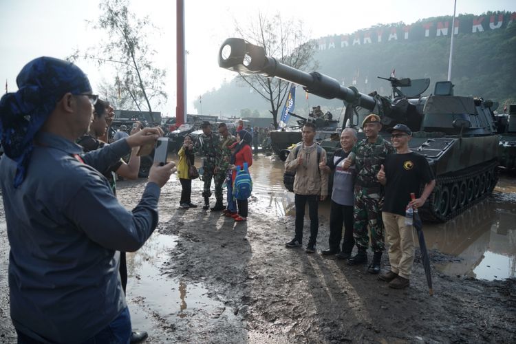 Warga yang memadati area perayaan Hari Ulang Tahun (HUT) ke-72 Tentara Nasional Indonesia (TNI) di Dermaga PT Indah Kiat, Cilegon, Banten, Kamis (5/10/2017) tampak antusias menyaksikan kendaraan tempur yang akan dipamerkan dalam parade pasukan dan alutsista