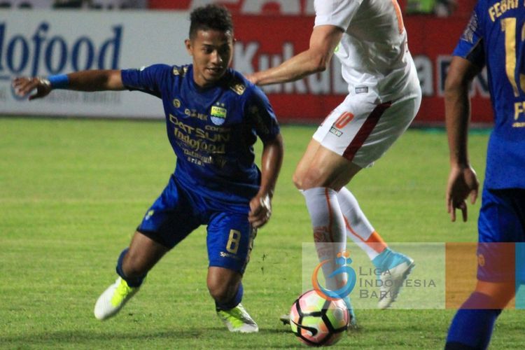 Gian Zola mendapatkan hadangan saat Persib Bandung melawan Borneo FC pada partai lanjutan Liga 1 di Stadion Gelora Bandung Lautan Api, Sabtu (20/5/2017).