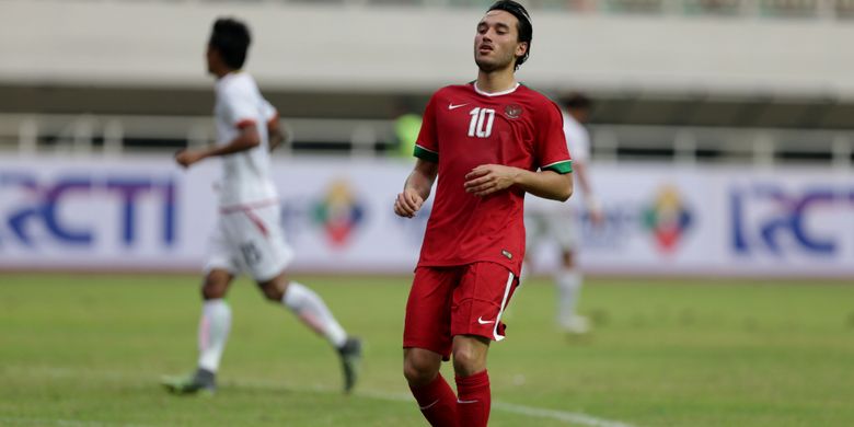 Pemain timnas Indonesia, Ezra Walian saat pertandingan persahabatan Indonesia melawan Myanmar di Stadion Pakansari, Cibinong, Bogor, Jawa Barat, Selasa (21/3/2017). Indonesia kalah 1-3 melawan Myanmar. KOMPAS IMAGES/KRISTIANTO PURNOMO