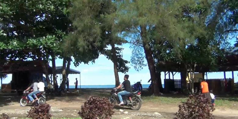 Pantai Hoya di Gunungsitoli, Sumatera Utara, selalu ramai didatangi pengunjung, terutama pada hari libur atau akhir pekan.