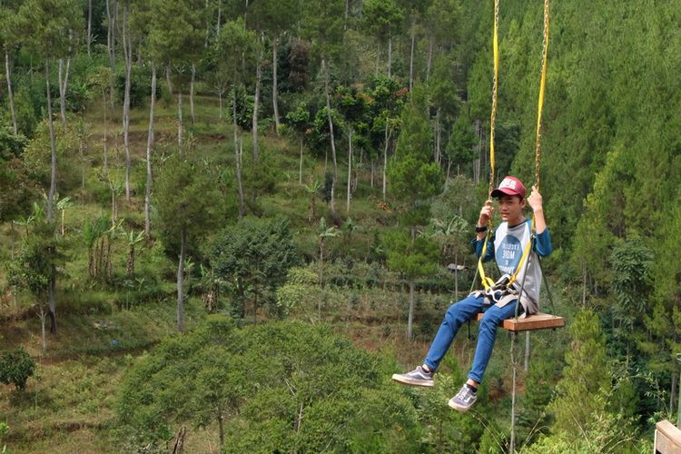 
Pengunjung sedang berpose di wahana foto The Lodge Maribaya, Bandung, Jawa Barat. 