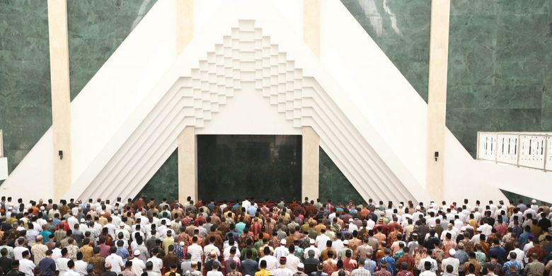 Sejumlah umat muslim terlihat sedang beribadah di Masjid Kyai Haji Hasyim Asyari Daan Mogot, Jakarta Barat, Sabtu (15/4/2017). Masjid ini diresmikan oleh Presiden RI Joko Widodo atau Jokowi.