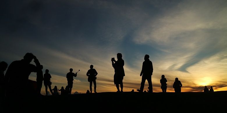 
Wisatawan tengah mengabadikan momen-momen matahari terbit dari Puncak B29, Desa Argosari, Kecamatan Senduro, Kabupaten Lumajang, Jawa Timur, Selasa (11/4/2017). Pemandangan yang ditawarkan dari Puncak B29 adalah Gunung Bromo, Batok, Lemongan, Raung, Semeru, dan Argopuro.(KOMPAS.com / WAHYU ADITYO PRODJO)