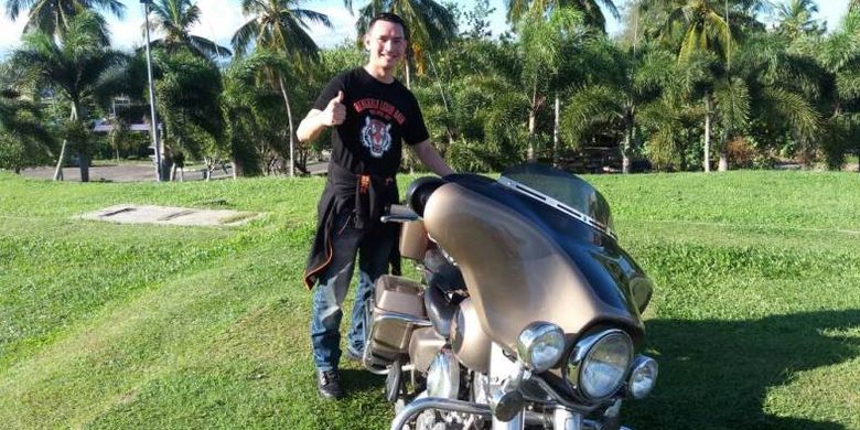 Artis sinetron, Aditya Herpavi bersama motor Harley Davidson miliknya di Benteng Marlborough, Kota Bengkulu, Minggu (23/4/2017).