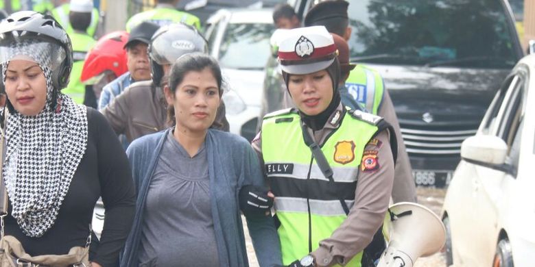 Polwan membantu warga saat banjir di kawasan Rancaekek, Kabupaten Bandung, Senin (20/3/2017)