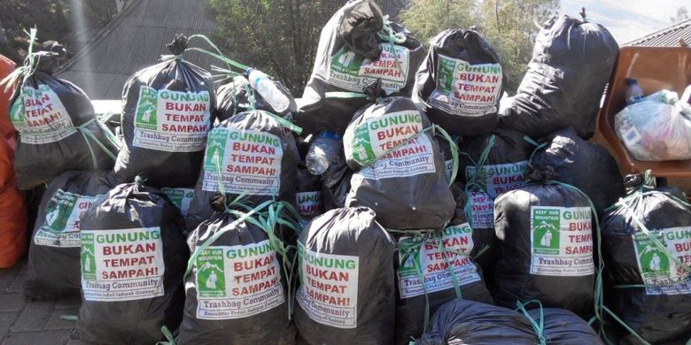 
Sampah yang berhasil dikumpulkan dari Gunung Semeru, dalam kegiatan operasi bersih bertajuk Sapu Jagad yang digelar oleh Trashbag Comunity, pada 2015 di 15 gunung secara serentak. Tahun 2017 ini kembali diadakan di 17 gunung serentak mulai 15 - 24 Agustus 2017.(Dokumentasi Kegiatan Trashbag Community.)