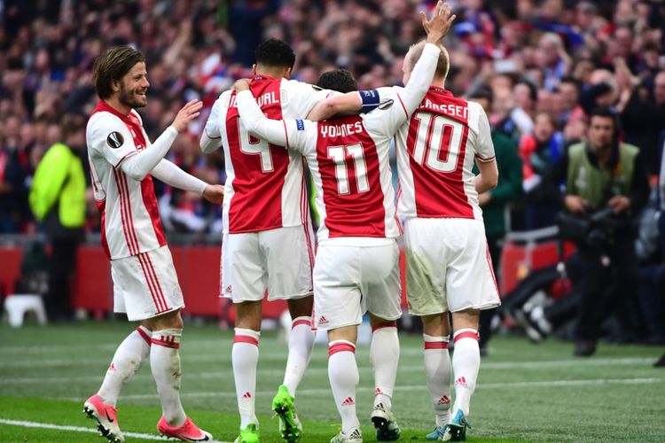 Penyerang Ajax Amsterdam, Amin Younes, merayakan gol ke gawang Olympique Lyon pada partai pertama semifinal Liga Europa di Amsterdam Arena, 3 Mei 2017.