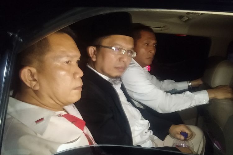 Alfian Tanjung (tengah) dijemput penyidik Polda Jatim