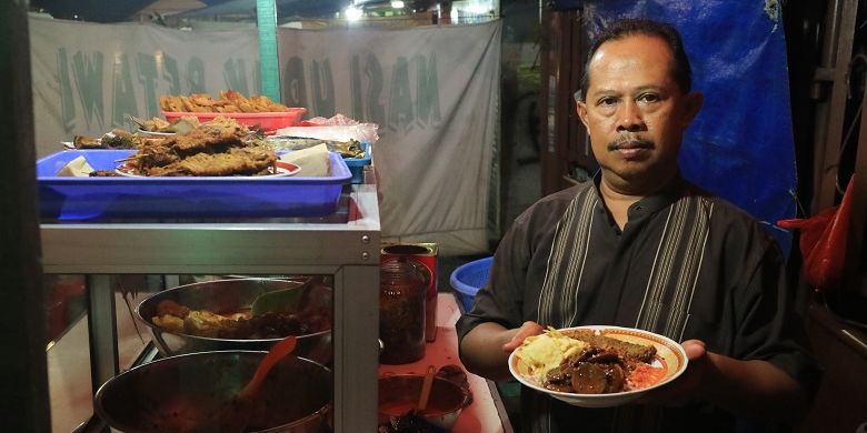 


Bang Udin, generasi kedua pengelola Warung Nasi Uduk Bang Udin di Kawasan Rawa Belong, Palmerah, Jakarta. Usaha warung nasi uduk pertama kali dijalankan oleh ayahnya pada tahun 1986 yakni Dasuki.