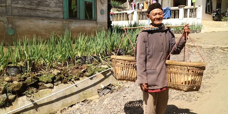 
Masyarakat Suku Tengger menggunakan sarung saat melakukan kegiatan sehari-hari di Desa Argosari, Kecamatan Senduro, Kabupaten Lumajang, Jawa Timur, Selasa (11/5/2017). Bagi Suku Tengger, sarung seperti harga diri, tren, dan juga identitas.