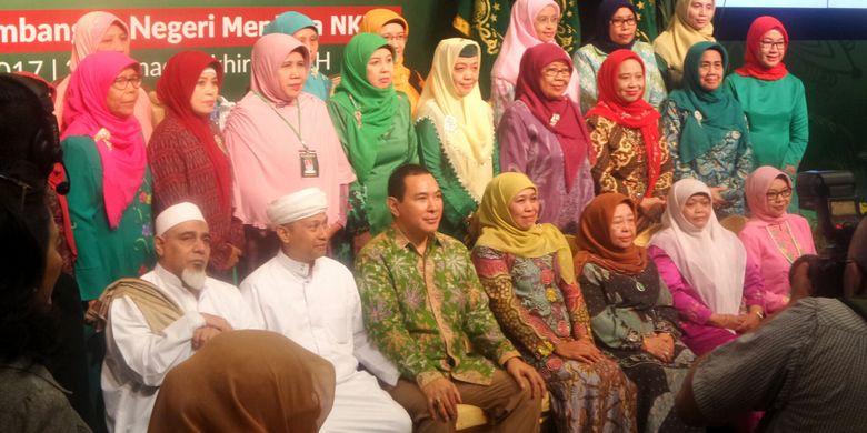 Ketua Umum Muslimat NU Khofifah Indar Parawansa dan Presiden Komisaris Humpuss Group Tommy Soeharto berfoto bersama para pimpinan cabang Muslimat NU dari berbagai daerah saat acara Rapat Pimpinan Nasional Muslimat NU di Hotel Crowne Plaza, Jakarta Selatan, Senin (27/3/2017).