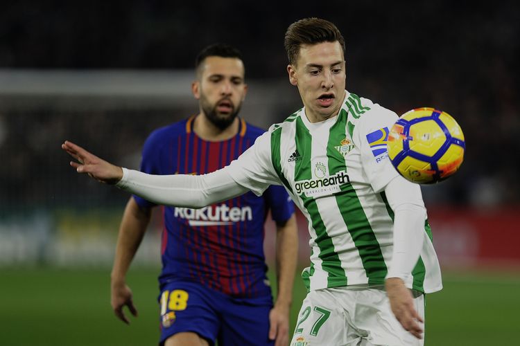 Francis Guerrero mencoba melindungi bola dari kejaran Jordi Alba saat Real Betis menjamu Barcelona pada pertandingan la liga di Stadion Benito Villamarin, Minggu (21/1/2018). 