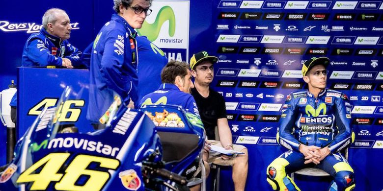 Pebalap Movistar Yamaha asal Italia, Valentino Rossi (kanan), menunggu di paddock pada hari kedua tes pramusim ketiga MotoGP 2017 di Sirkuit Losail, Qatar, Sabtu (11/3/2017).