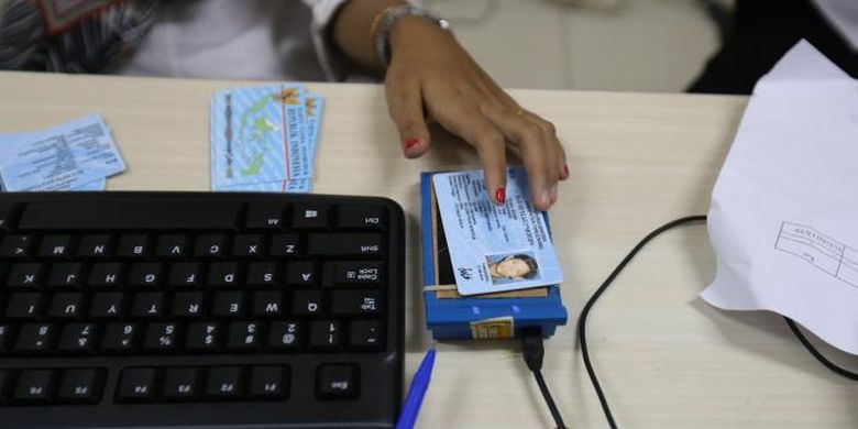 Salah seorang petugas sedang mengecek e-KTP warga di kantor Dinas Kependudukan dan Pencatatan Sipil di Tigaraksa Tangerang, Senin (31/8/2016). | Kompas.com